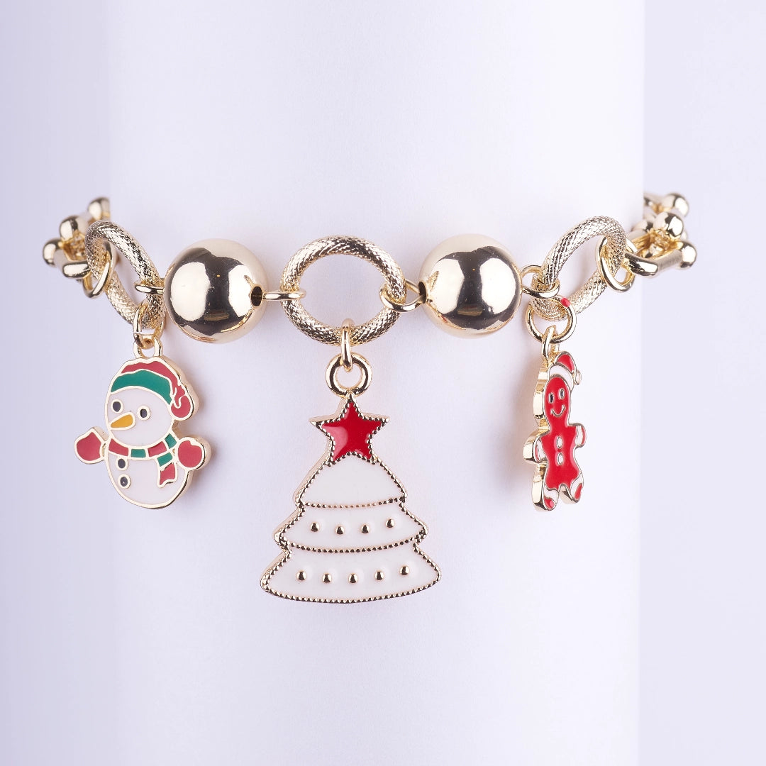 Pulsera dorada con dijes esmaltados colgantes de Muñeco de Nieve, Árbol de Navidad blanco y Galleta de Jengibre.