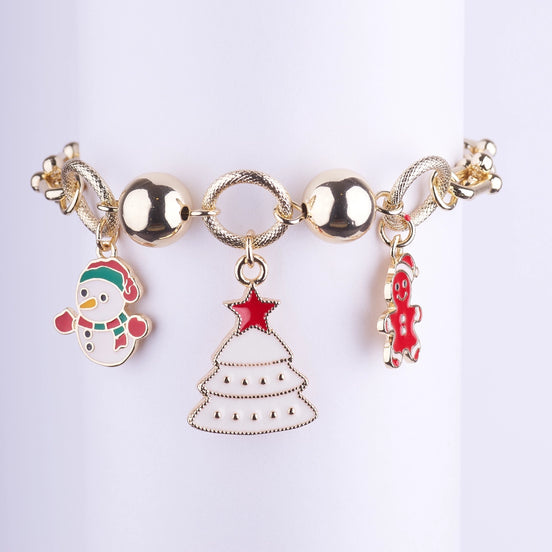 Pulsera dorada con dijes esmaltados colgantes de Muñeco de Nieve, Árbol de Navidad blanco y Galleta de Jengibre.