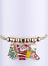 Pulsera dorada tipo brazalete con tres dijes esmaltados colgantes: Papá Noel (Santa Claus), Árbol de Navidad y Bota navideña.