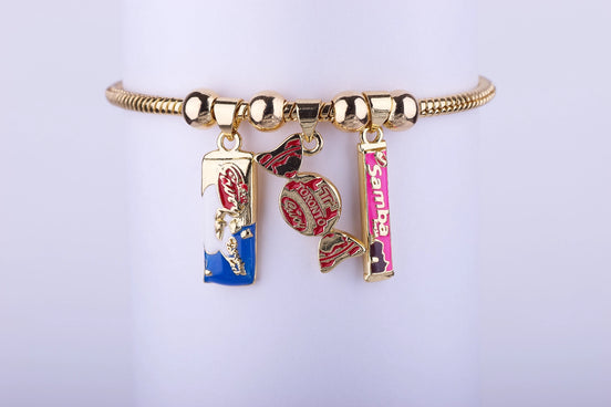 Pulsera de Charms con los dulces clásicos de Venezuela: Savoy, Toronto y Samba. El regalo perfecto para quien extraña el sabor de casa.