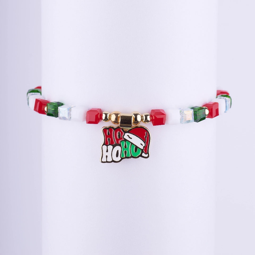 Pulsera navideña con cuentas de cristal cúbico rojo, verde y blanco, y dije esmaltado de "Ho Ho Ho" y gorro de Santa.