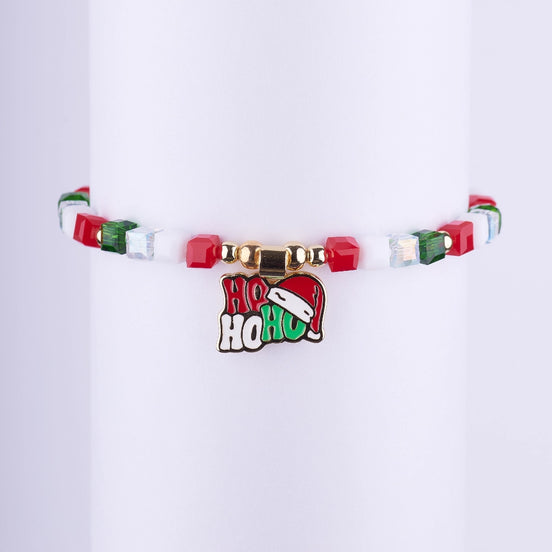 Pulsera navideña con cuentas de cristal cúbico rojo, verde y blanco, y dije esmaltado de "Ho Ho Ho" y gorro de Santa.