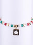 Pulsera navideña con cuentas de cristal rojo, verde y blanco, con estrellas doradas y un dije cuadrado con una estrella blanca en el centro.
