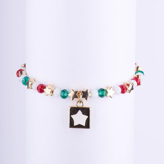 Pulsera navideña con cuentas de cristal rojo, verde y blanco, con estrellas doradas y un dije cuadrado con una estrella blanca en el centro.