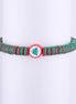 Pulsera navideña minimalista con cuentas de disco (Heishi) rojas y verdes, y una cuenta central con el diseño de un Árbol de Navidad.
