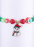 Pulsera navideña con cuentas de disco (Heishi) rojas, blancas y verdes, cuentas de letras, y un dije esmaltado de muñeco de nieve.