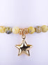 Pulsera de cuentas de piedra Serpentina amarilla con jaspeado verde y dije de estrella grande dorada. Brazalete elástico artesanal para mujer.