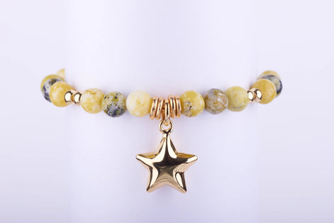 Pulsera de cuentas de piedra Serpentina amarilla con jaspeado verde y dije de estrella grande dorada. Brazalete elástico artesanal para mujer.