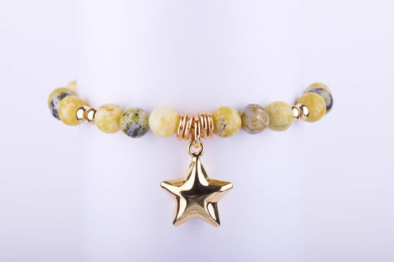 Pulsera de cuentas de piedra Serpentina amarilla con jaspeado verde y dije de estrella grande dorada. Brazalete elástico artesanal para mujer.