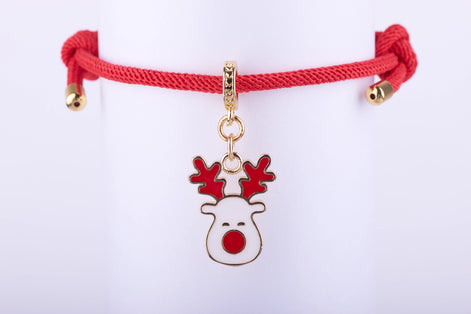 Pulsera de cordón rojo ajustable con dije de reno navideño esmaltado en blanco y rojo, con astas rojas y nariz roja, y detalles dorados.