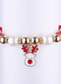 Set de pulseras navideñas elásticas con grandes perlas blancas, cuentas rojas y un dije esmaltado de reno de nariz roja con astas doradas.