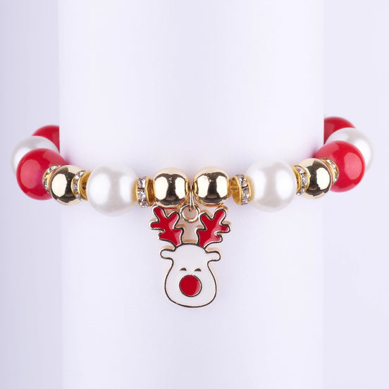 Set de pulseras navideñas elásticas con grandes perlas blancas, cuentas rojas y un dije esmaltado de reno de nariz roja con astas doradas.