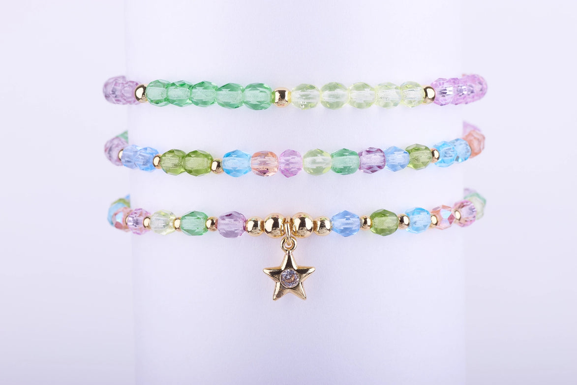 pulsera tres hileras cuentas cristal colores pastel dije estrella fondo bokeh