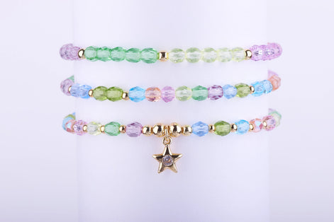 pulsera tres hileras cuentas cristal colores pastel dije estrella fondo bokeh